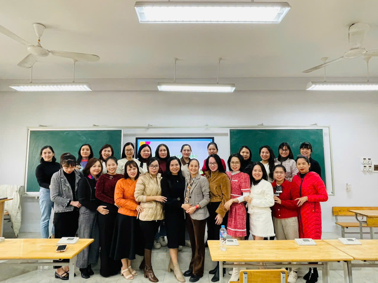 Trường mầm non Tứ Liên cùng một số trường mầm non công lập thuộc quận Tây Hồ đã tham gia lớp bồi dưỡng chuyên môn do Phòng giáo dục và đào tạo quận Tây Hồ tổ chức chuyên đề: Vận dụng STEAM  trong giáo dục mầm non.