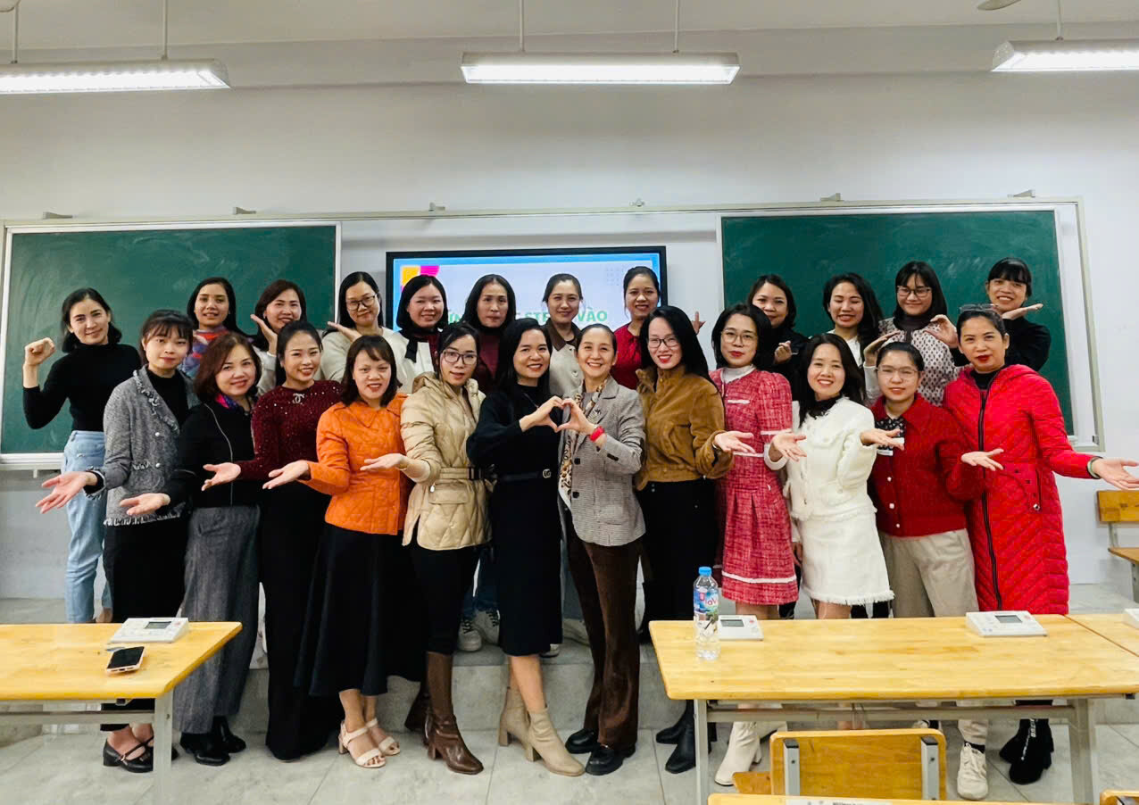 Trường mầm non Tứ Liên cùng một số trường mầm non công lập thuộc quận Tây Hồ đã tham gia lớp bồi dưỡng chuyên môn do Phòng giáo dục và đào tạo quận Tây Hồ tổ chức chuyên đề: Vận dụng STEAM  trong giáo dục mầm non.