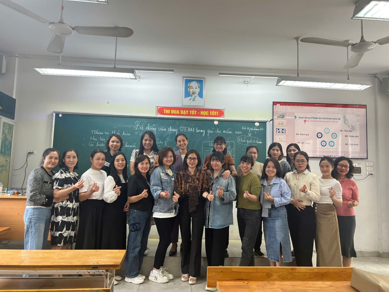 Trường mầm non Tứ Liên cùng một số trường mầm non công lập thuộc quận Tây Hồ đã tham gia lớp bồi dưỡng chuyên môn do Phòng giáo dục và đào tạo quận Tây Hồ tổ chức chuyên đề: Vận dụng STEAM  trong giáo dục mầm non.