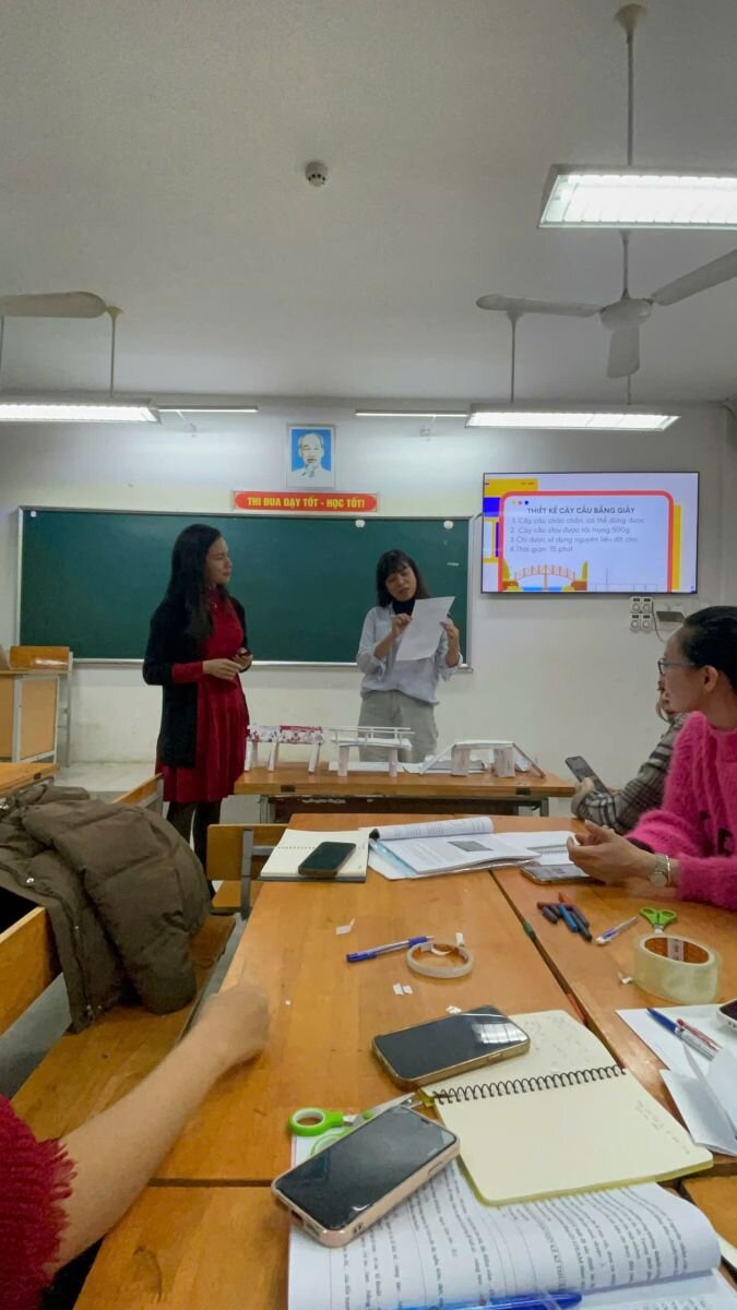 Trường mầm non Tứ Liên cùng một số trường mầm non công lập thuộc quận Tây Hồ đã tham gia lớp bồi dưỡng chuyên môn do Phòng giáo dục và đào tạo quận Tây Hồ tổ chức chuyên đề: Vận dụng STEAM  trong giáo dục mầm non.