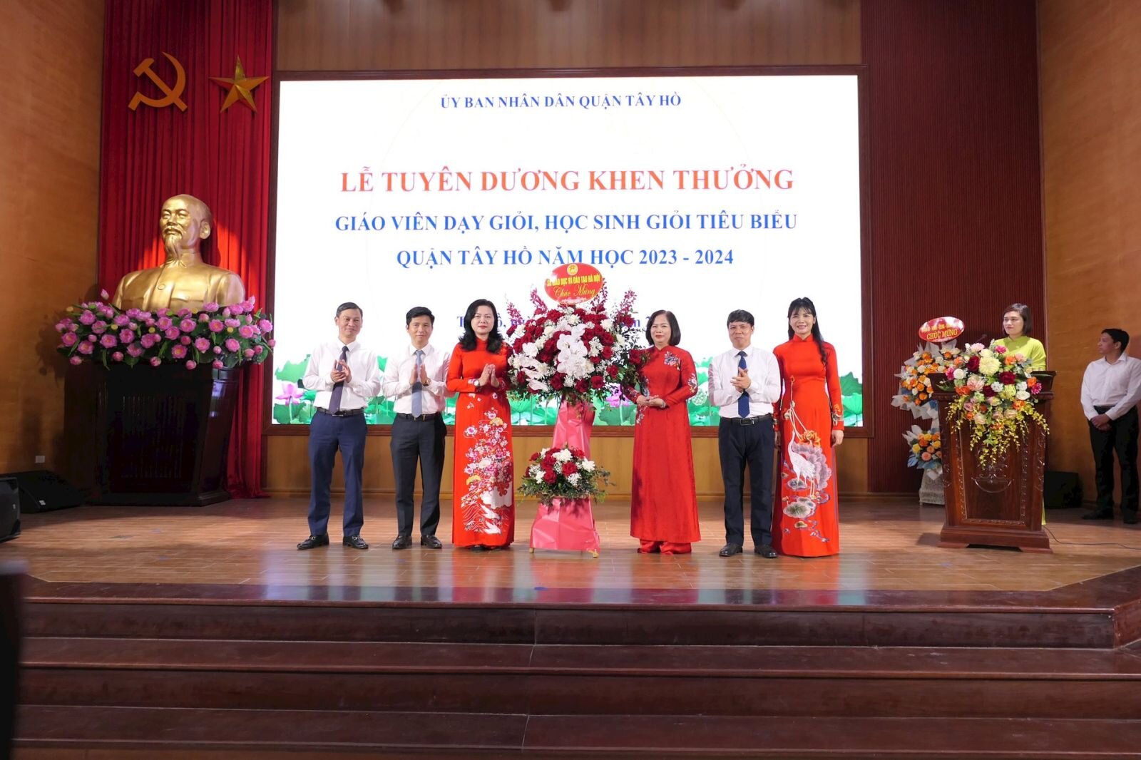 Quận Tây Hồ tuyên dương, khen thưởng giáo viên dạy giỏi, học sinh giỏi tiêu biểu năm học 2023 – 2024