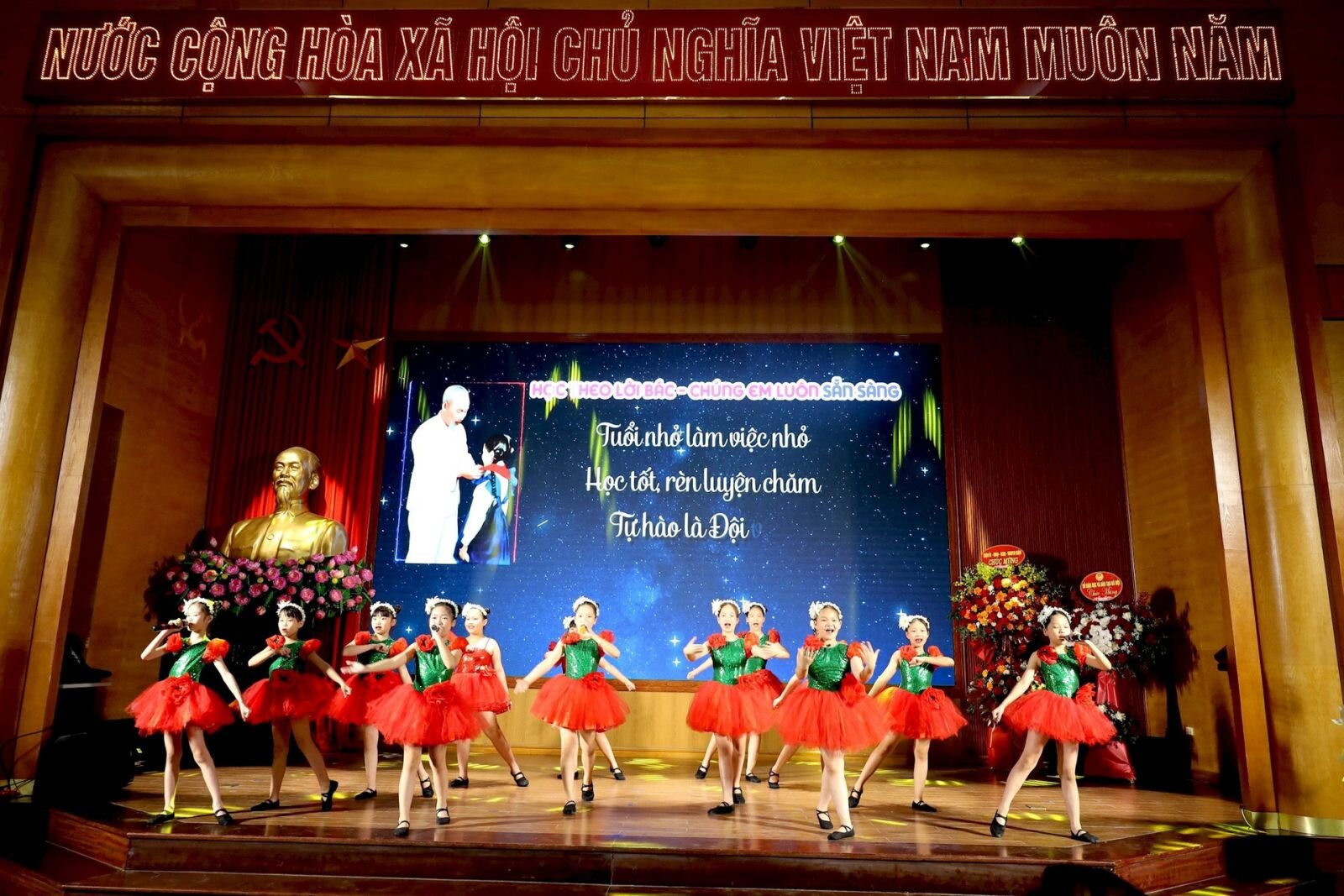 Quận Tây Hồ tuyên dương, khen thưởng giáo viên dạy giỏi, học sinh giỏi tiêu biểu năm học 2023 – 2024