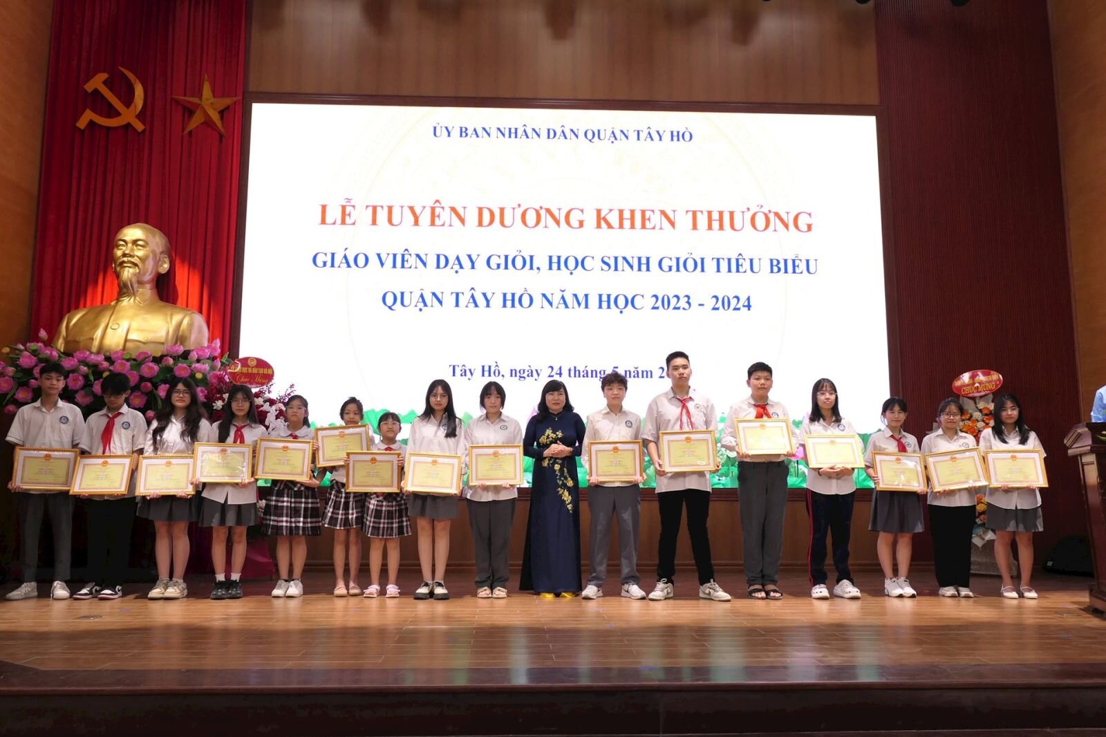Quận Tây Hồ tuyên dương, khen thưởng giáo viên dạy giỏi, học sinh giỏi tiêu biểu năm học 2023 – 2024