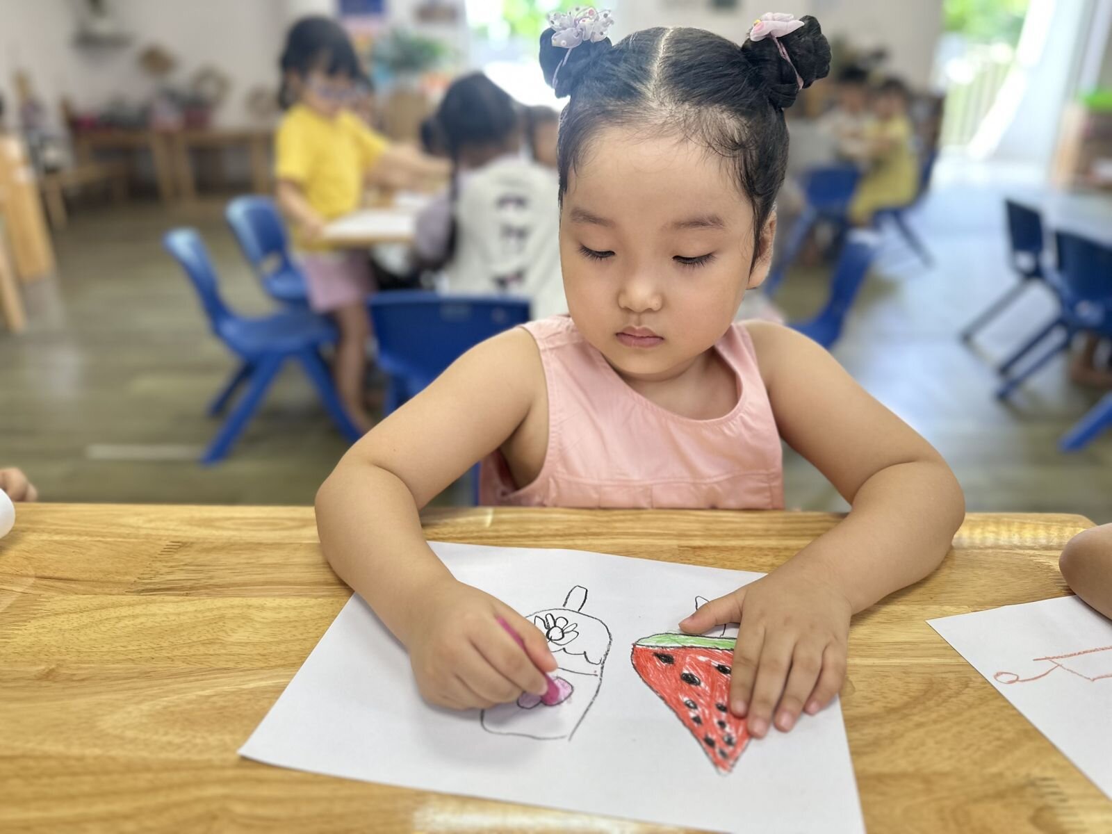 Các bé có thích ăn kem không? Các bạn MGN trường Mầm non Tứ Liên dã tạo được rất nhiều loại kem mà các bé thích đấy! Mời các bé cùng tạo những chiếc kem cùng các bạn nhé.