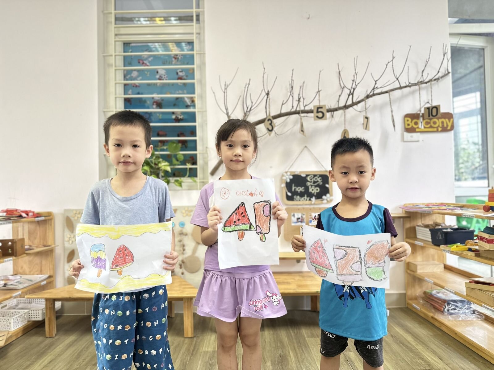 Các bé có thích ăn kem không? Các bạn MGN trường Mầm non Tứ Liên dã tạo được rất nhiều loại kem mà các bé thích đấy! Mời các bé cùng tạo những chiếc kem cùng các bạn nhé.