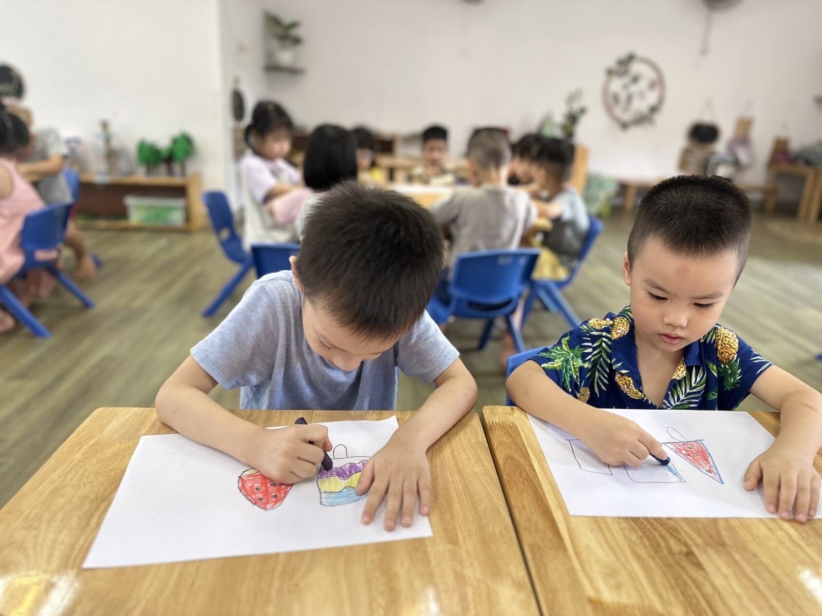 Các bé có thích ăn kem không? Các bạn MGN trường Mầm non Tứ Liên dã tạo được rất nhiều loại kem mà các bé thích đấy! Mời các bé cùng tạo những chiếc kem cùng các bạn nhé.