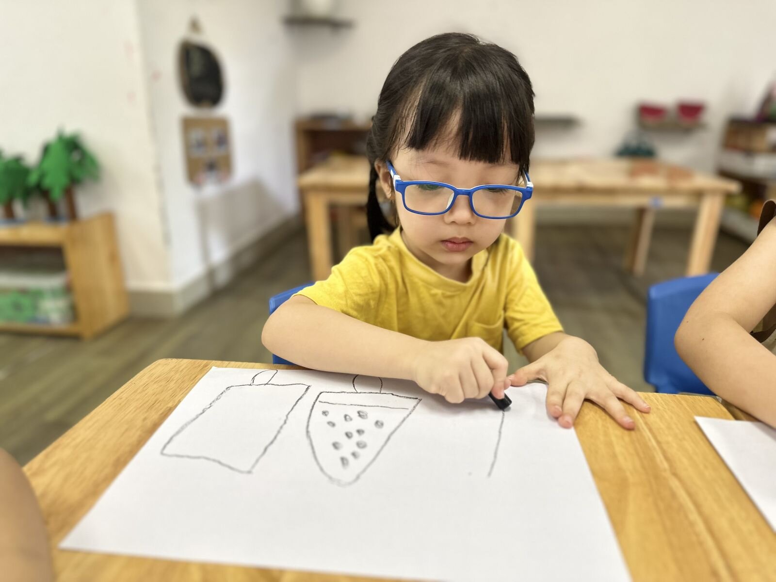 Các bé có thích ăn kem không? Các bạn MGN trường Mầm non Tứ Liên dã tạo được rất nhiều loại kem mà các bé thích đấy! Mời các bé cùng tạo những chiếc kem cùng các bạn nhé.