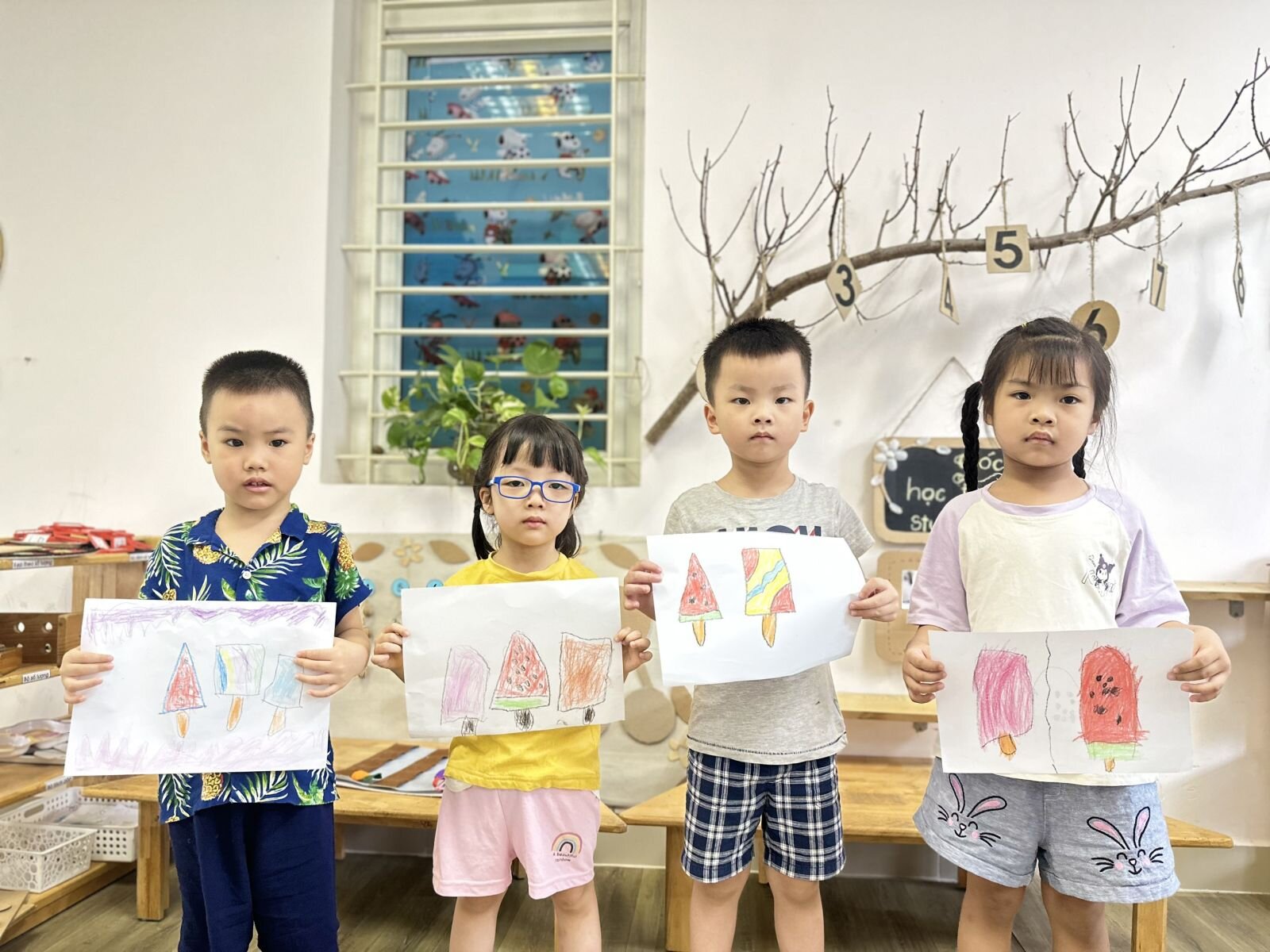 Các bé có thích ăn kem không? Các bạn MGN trường Mầm non Tứ Liên dã tạo được rất nhiều loại kem mà các bé thích đấy! Mời các bé cùng tạo những chiếc kem cùng các bạn nhé.