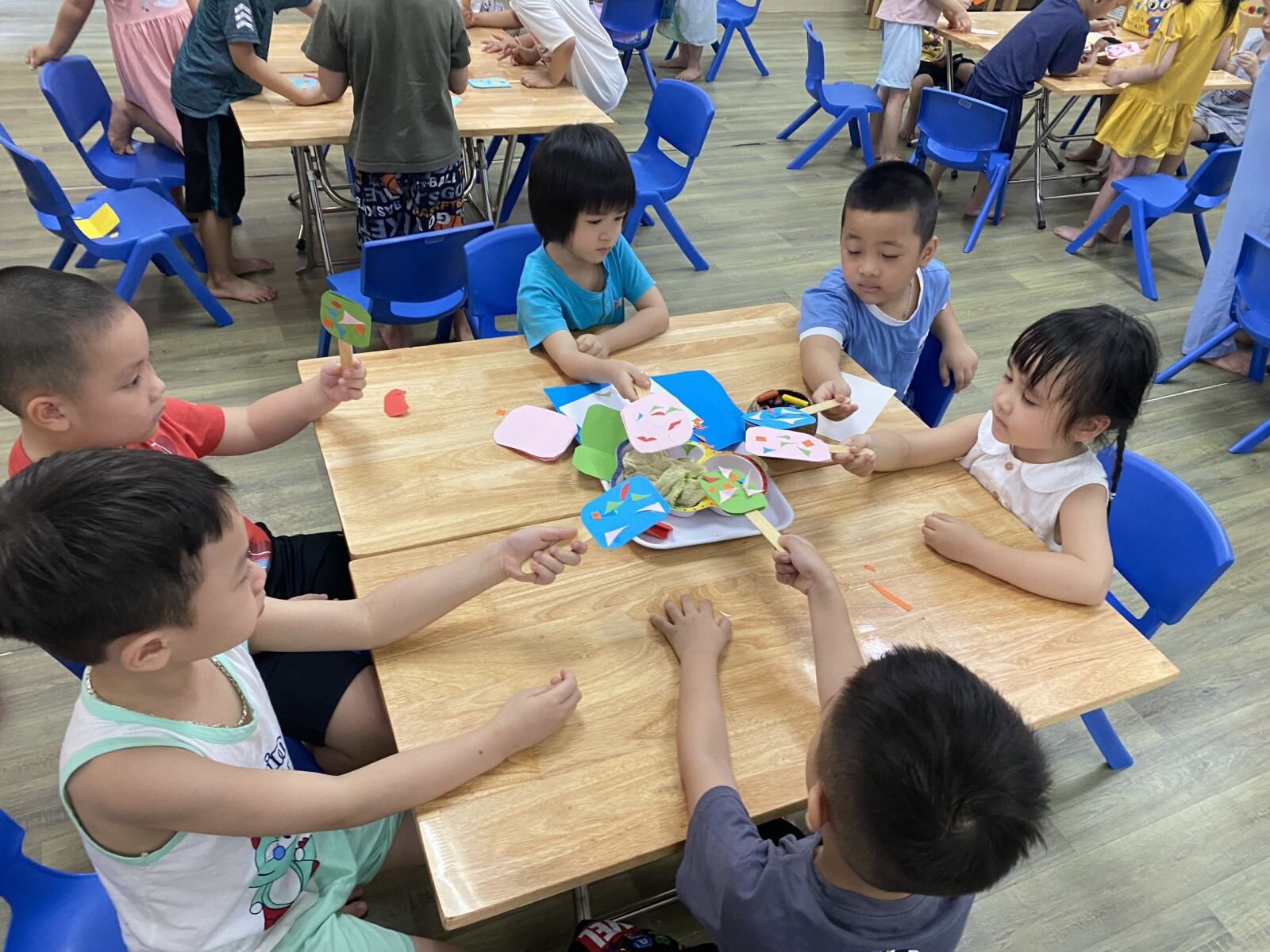 Các bé có thích ăn kem không? Các bạn MGN trường Mầm non Tứ Liên dã tạo được rất nhiều loại kem mà các bé thích đấy! Mời các bé cùng tạo những chiếc kem cùng các bạn nhé.