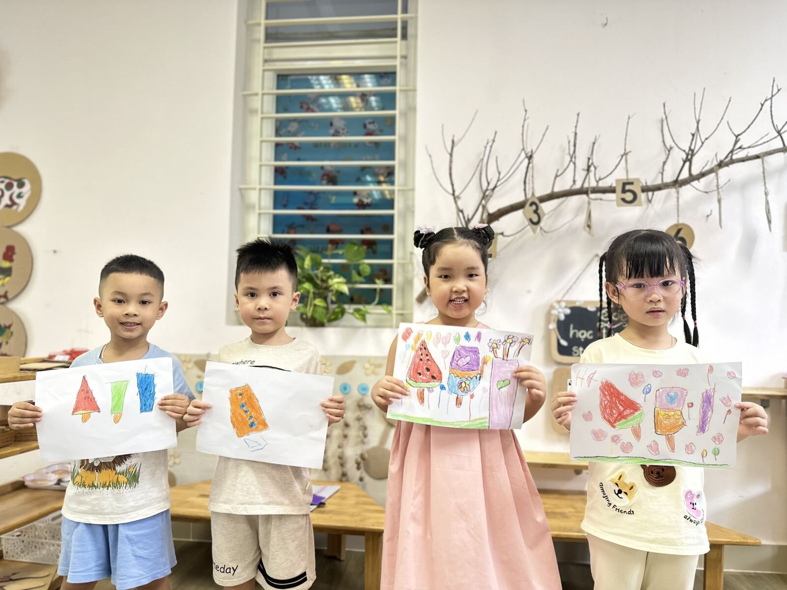 Các bé có thích ăn kem không? Các bạn MGN trường Mầm non Tứ Liên dã tạo được rất nhiều loại kem mà các bé thích đấy! Mời các bé cùng tạo những chiếc kem cùng các bạn nhé.