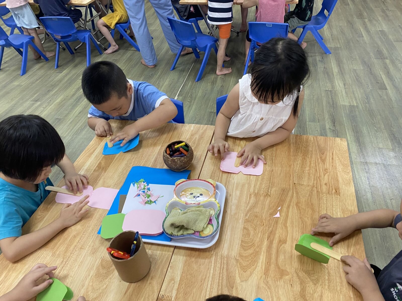 Các bé có thích ăn kem không? Các bạn MGN trường Mầm non Tứ Liên dã tạo được rất nhiều loại kem mà các bé thích đấy! Mời các bé cùng tạo những chiếc kem cùng các bạn nhé.