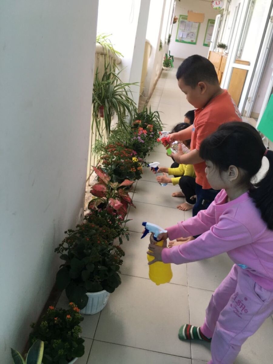 ☘️ Cùng tuyên truyền, vận động, giáo dục cán bộ, giáo viên, học sinh và cha mẹ học sinh nâng cao nhận thức về việc sống thân thiện với môi trường, giảm thiểu áp lực ngày càng gia tăng đối với các hệ sinh thái tự nhiên của Trái đất.