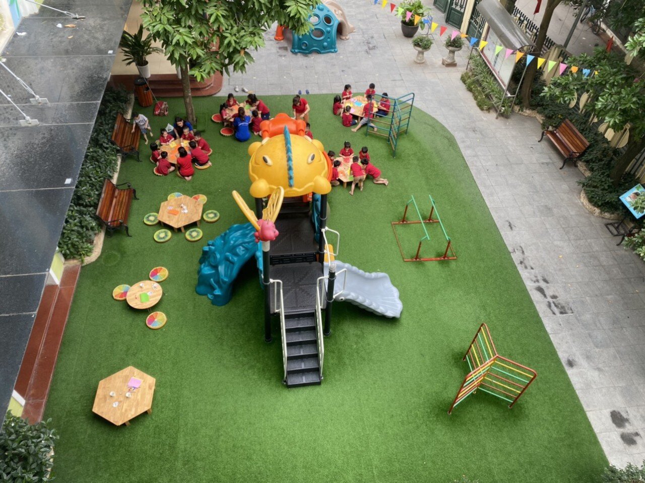 ☘️ Cùng tuyên truyền, vận động, giáo dục cán bộ, giáo viên, học sinh và cha mẹ học sinh nâng cao nhận thức về việc sống thân thiện với môi trường, giảm thiểu áp lực ngày càng gia tăng đối với các hệ sinh thái tự nhiên của Trái đất.