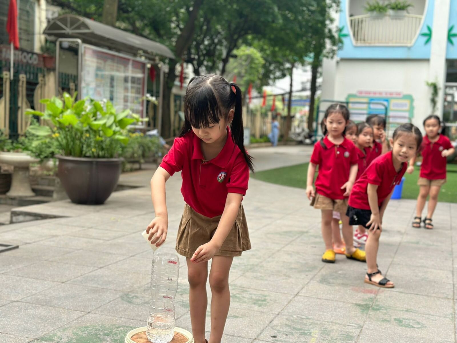 ☘️ Cùng tuyên truyền, vận động, giáo dục cán bộ, giáo viên, học sinh và cha mẹ học sinh nâng cao nhận thức về việc sống thân thiện với môi trường, giảm thiểu áp lực ngày càng gia tăng đối với các hệ sinh thái tự nhiên của Trái đất.