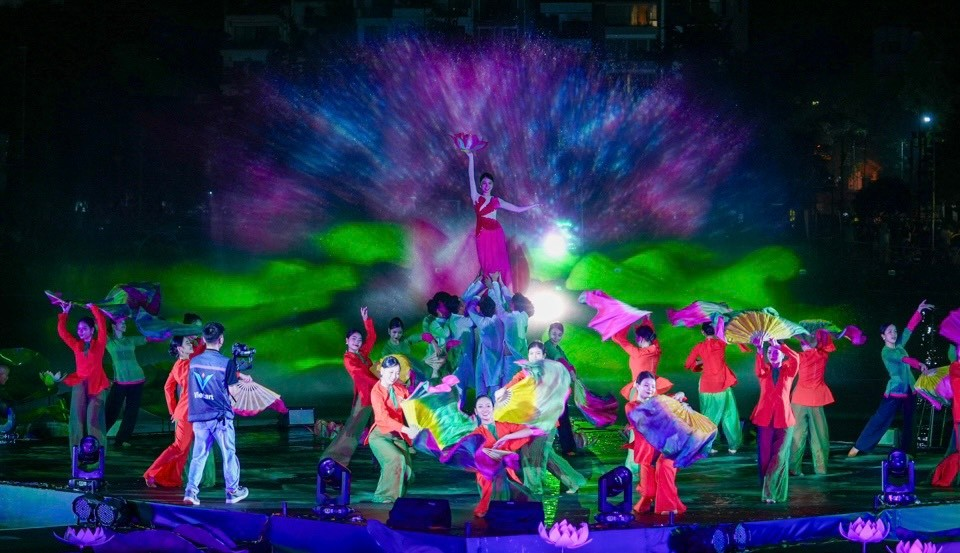 Khai mạc Lễ hội Sen Hà Nội 2024: CBGV trường Tiểu học Nhật Tân vinh danh top 10 người đẹp cuộc thi áo dài và sen (qua ảnh)