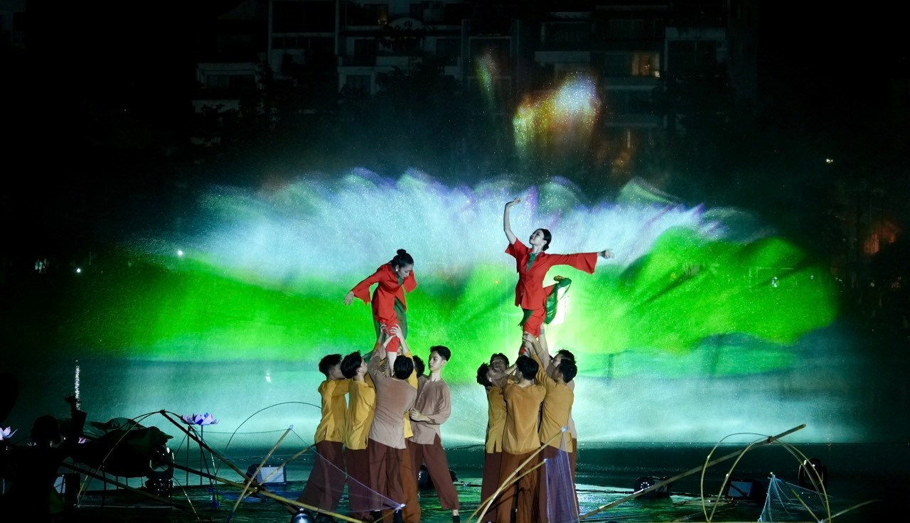 Khai mạc Lễ hội Sen Hà Nội 2024: CBGV trường Tiểu học Nhật Tân vinh danh top 10 người đẹp cuộc thi áo dài và sen (qua ảnh)