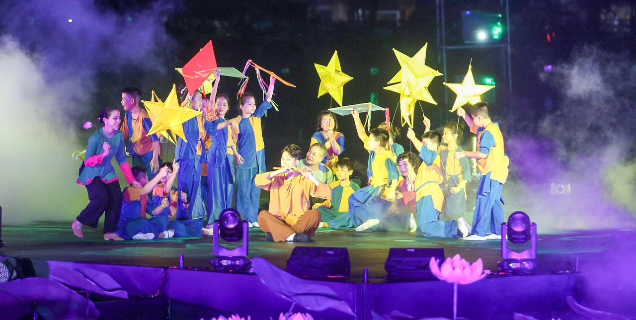 Khai mạc Lễ hội Sen Hà Nội 2024: CBGV trường Tiểu học Nhật Tân vinh danh top 10 người đẹp cuộc thi áo dài và sen (qua ảnh)