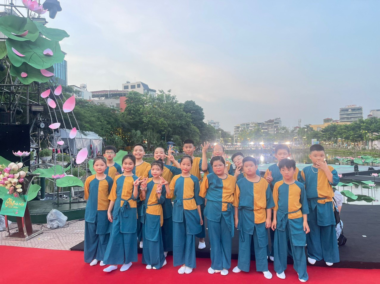 Khai mạc Lễ hội Sen Hà Nội 2024: CBGV trường Tiểu học Nhật Tân vinh danh top 10 người đẹp cuộc thi áo dài và sen (qua ảnh)