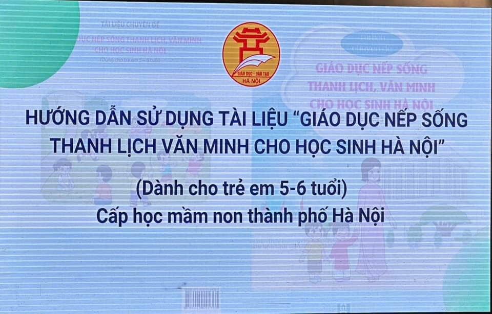 Cán bộ quản lý, giáo viên trường mầm non Tứ Liên tham gia lớp bồi dưỡng tài liệu Giáo dục nếp sống văn minh, thanh lịch cấp học mầm non thành phố Hà Nội.