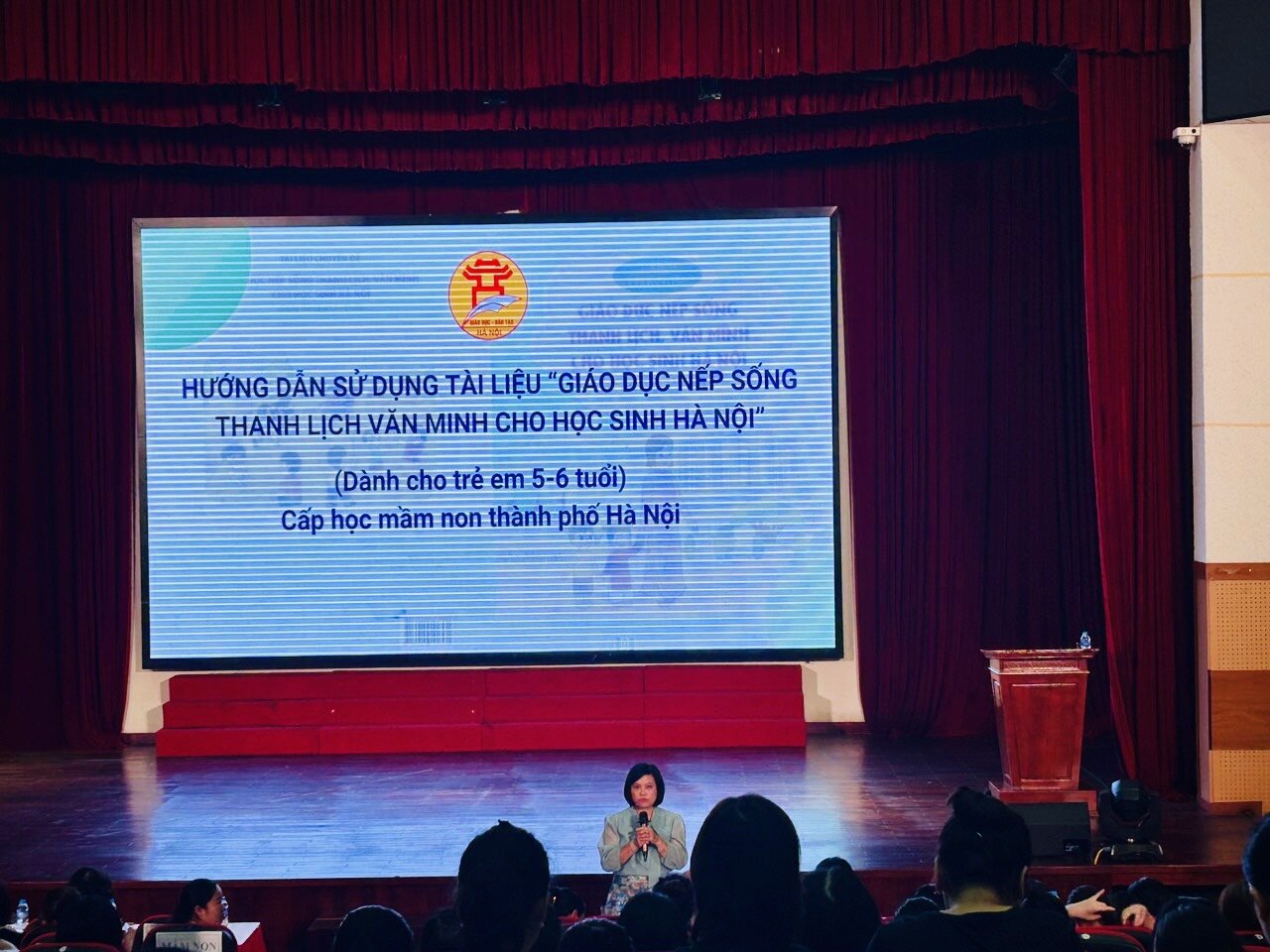 Cán bộ quản lý, giáo viên trường mầm non Tứ Liên tham gia lớp bồi dưỡng tài liệu Giáo dục nếp sống văn minh, thanh lịch cấp học mầm non thành phố Hà Nội.