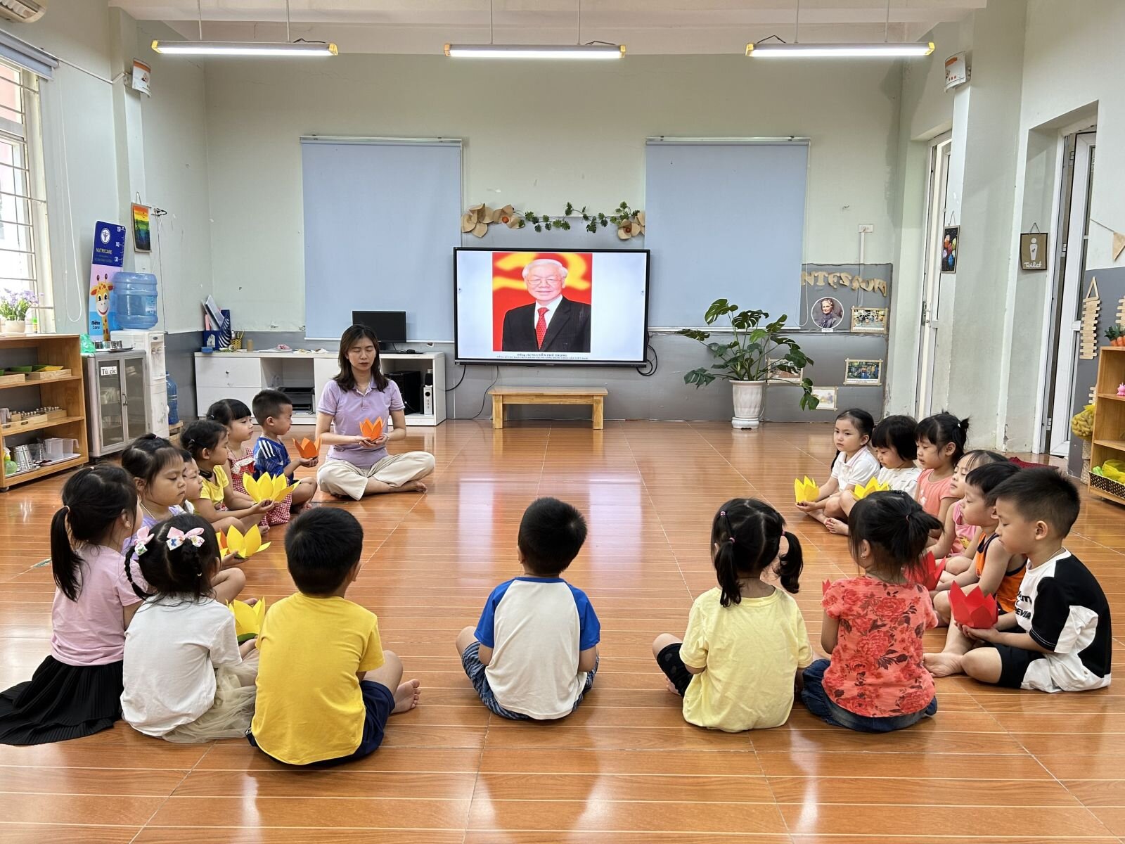 Cô trò trường Mầm non Phú Thượng bày tỏ niềm biết ơn, nghiêng mình vĩnh biệt Bác- Tổng bí thư Nguyễn Phú Trọng