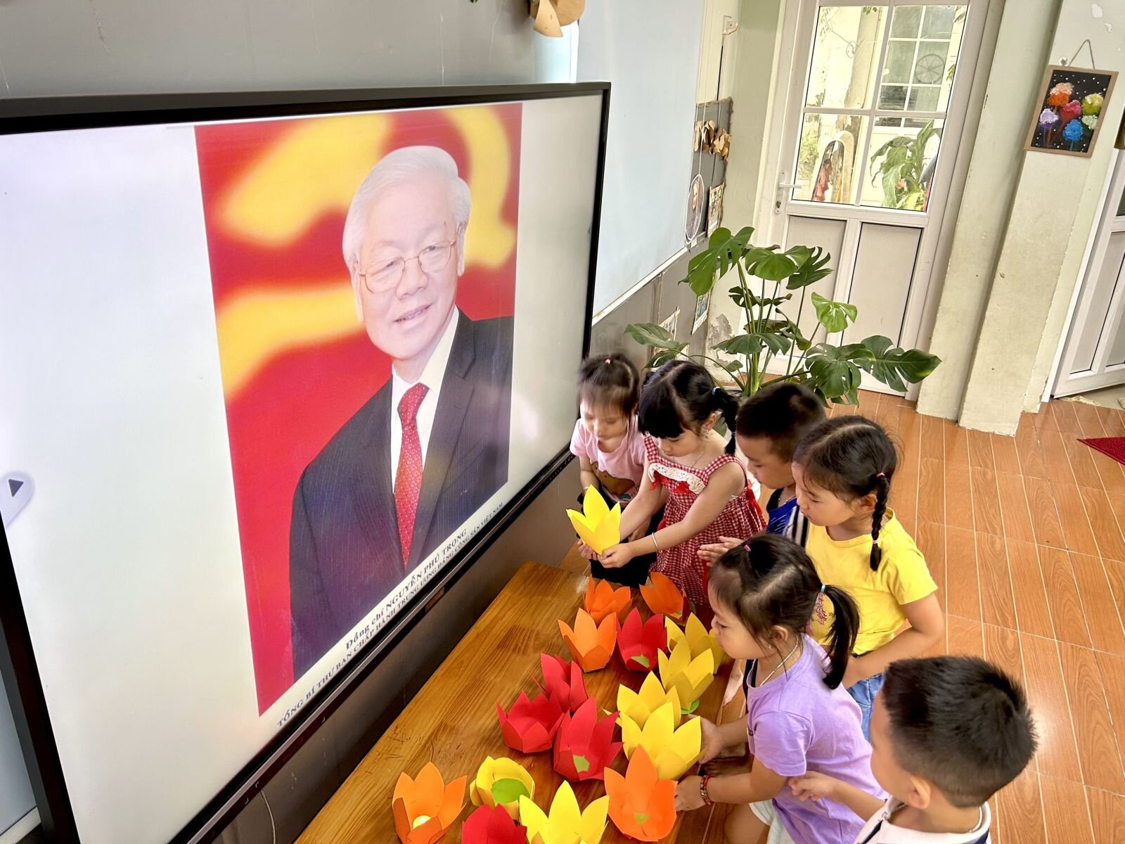 Cô trò trường Mầm non Phú Thượng bày tỏ niềm biết ơn, nghiêng mình vĩnh biệt Bác- Tổng bí thư Nguyễn Phú Trọng