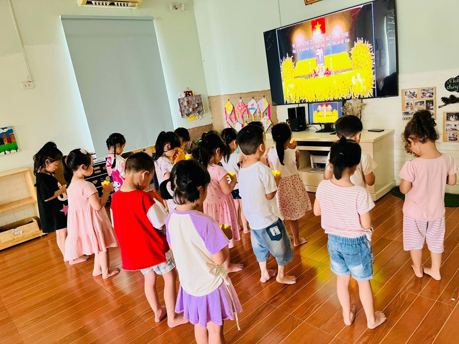 Cô trò trường Mầm non Phú Thượng bày tỏ niềm biết ơn, nghiêng mình vĩnh biệt Bác- Tổng bí thư Nguyễn Phú Trọng