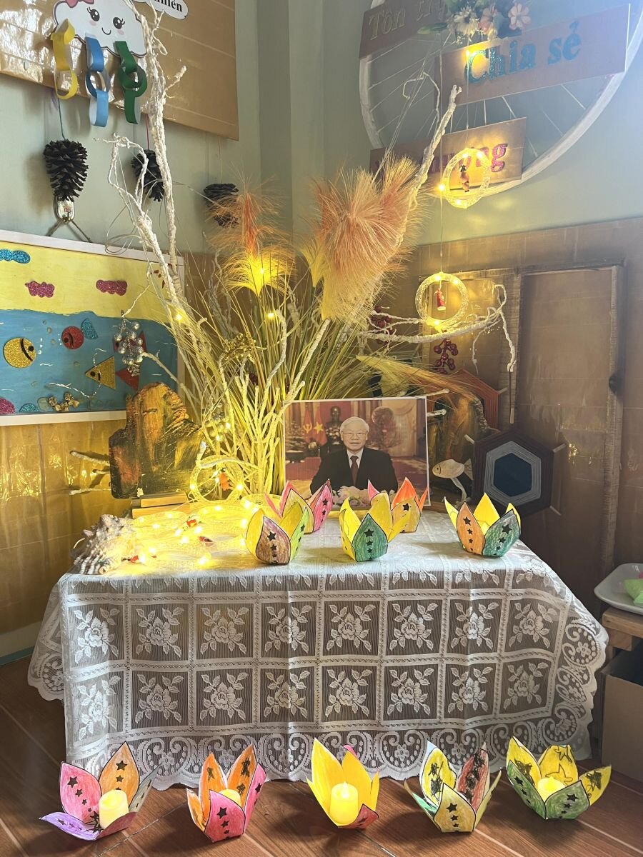 Cô trò trường Mầm non Phú Thượng bày tỏ niềm biết ơn, nghiêng mình vĩnh biệt Bác- Tổng bí thư Nguyễn Phú Trọng