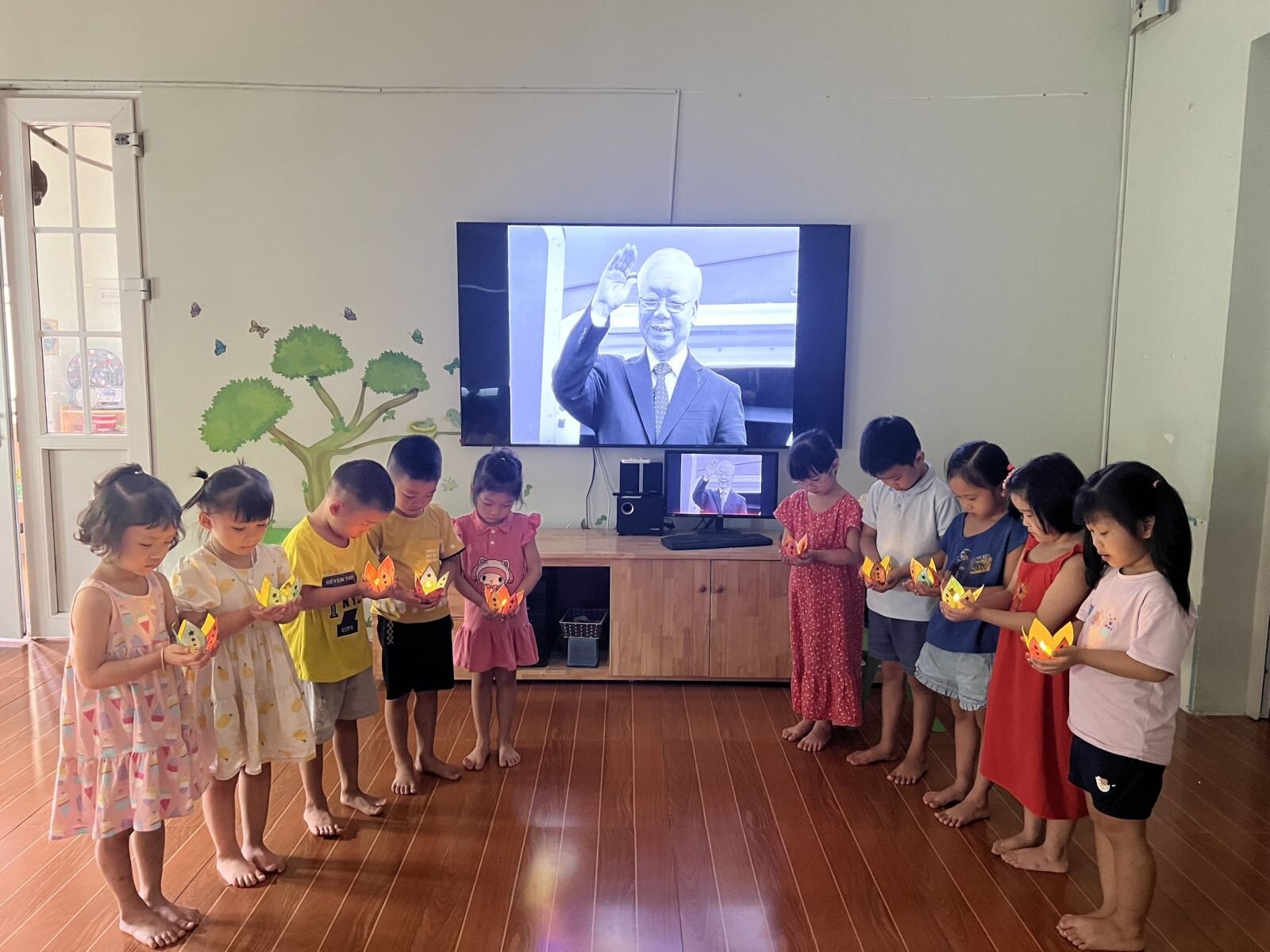 Cô trò trường Mầm non Phú Thượng bày tỏ niềm biết ơn, nghiêng mình vĩnh biệt Bác- Tổng bí thư Nguyễn Phú Trọng