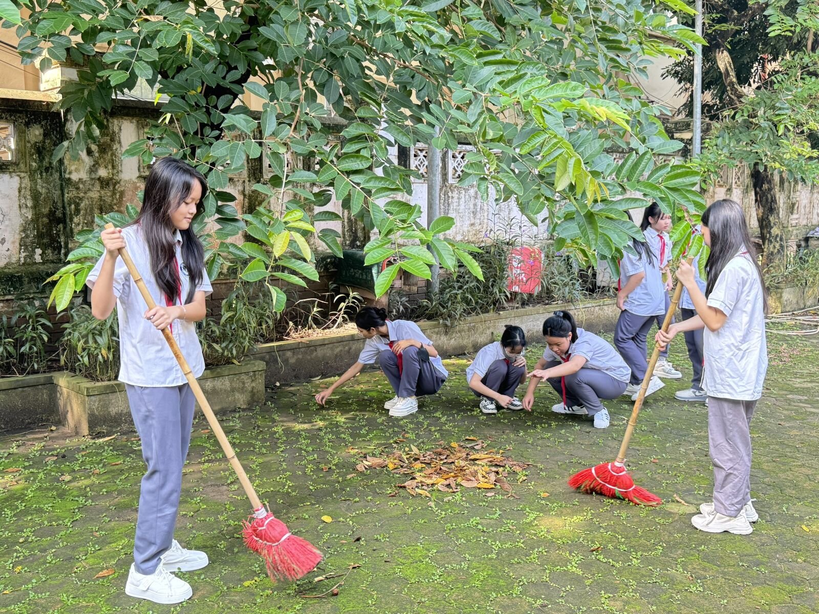 TRƯỜNG THCS PHÚ THƯỢNG DÂNG HƯƠNG TƯỞNG NIỆM, TRI ÂN CÁC ANH HÙNG, LIỆT SĨ NHÂN DỊP KỈ NIỆM 77 NĂM NGÀY THƯƠNG BINH LIỆT SĨ (27/07/1947 – 27/07/2024)