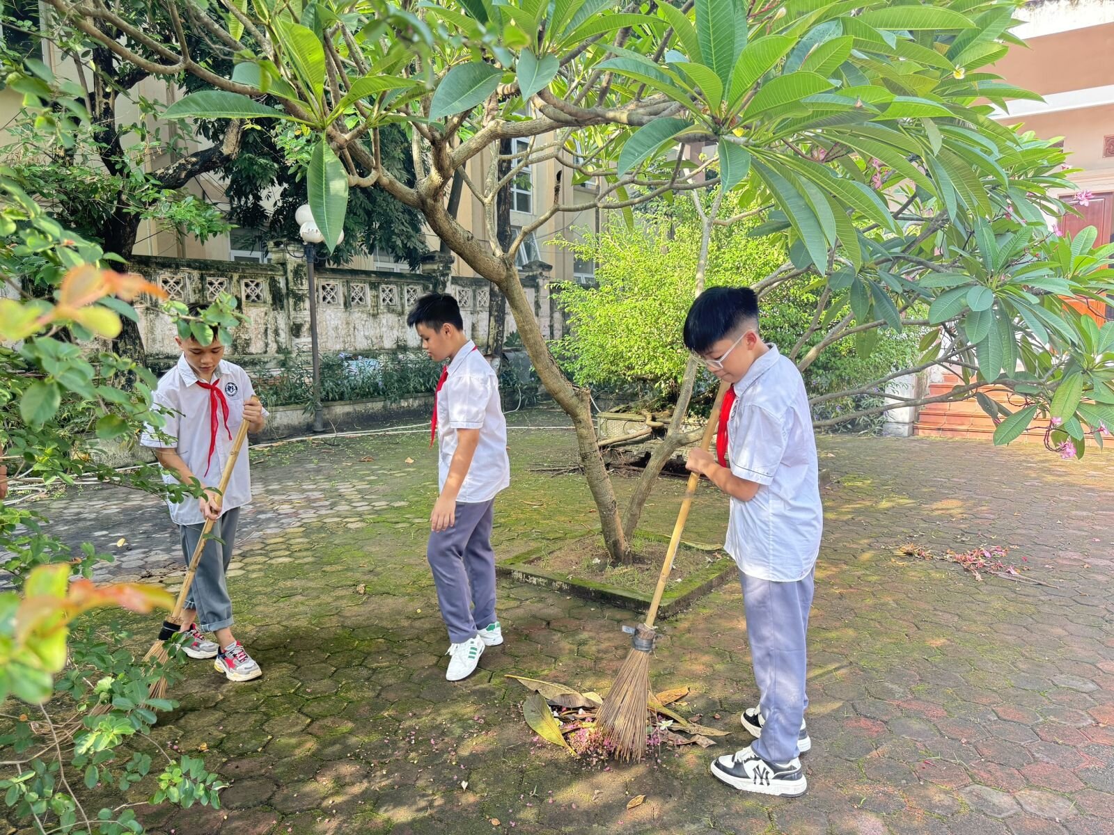 TRƯỜNG THCS PHÚ THƯỢNG DÂNG HƯƠNG TƯỞNG NIỆM, TRI ÂN CÁC ANH HÙNG, LIỆT SĨ NHÂN DỊP KỈ NIỆM 77 NĂM NGÀY THƯƠNG BINH LIỆT SĨ (27/07/1947 – 27/07/2024)