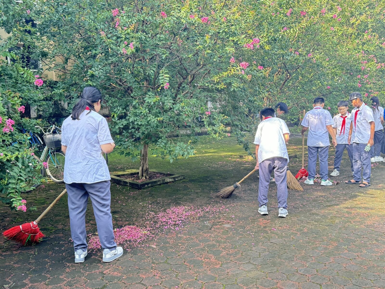 TRƯỜNG THCS PHÚ THƯỢNG DÂNG HƯƠNG TƯỞNG NIỆM, TRI ÂN CÁC ANH HÙNG, LIỆT SĨ NHÂN DỊP KỈ NIỆM 77 NĂM NGÀY THƯƠNG BINH LIỆT SĨ (27/07/1947 – 27/07/2024)