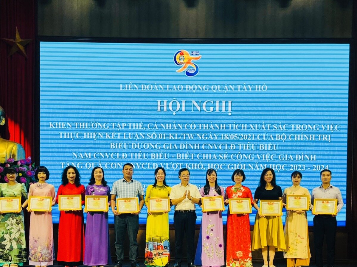 🎉🌼 Hội nghị Khen thưởng các tập thể, cá nhân có thành tích xuất sắc trong việc thực hiện kết luận số 01 - KL/TW ngày 18/5/2021 của Bộ chính trị