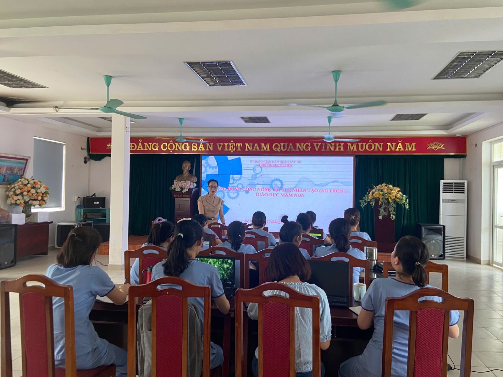 Trường Mầm non Tứ Liên tổ chức bồi dưỡng chuyên môn “Ứng dụng công nghệ trí tuệ nhân tạo (AI) trong tổ chức hoạt động giáo dục cho trẻ mầm non”