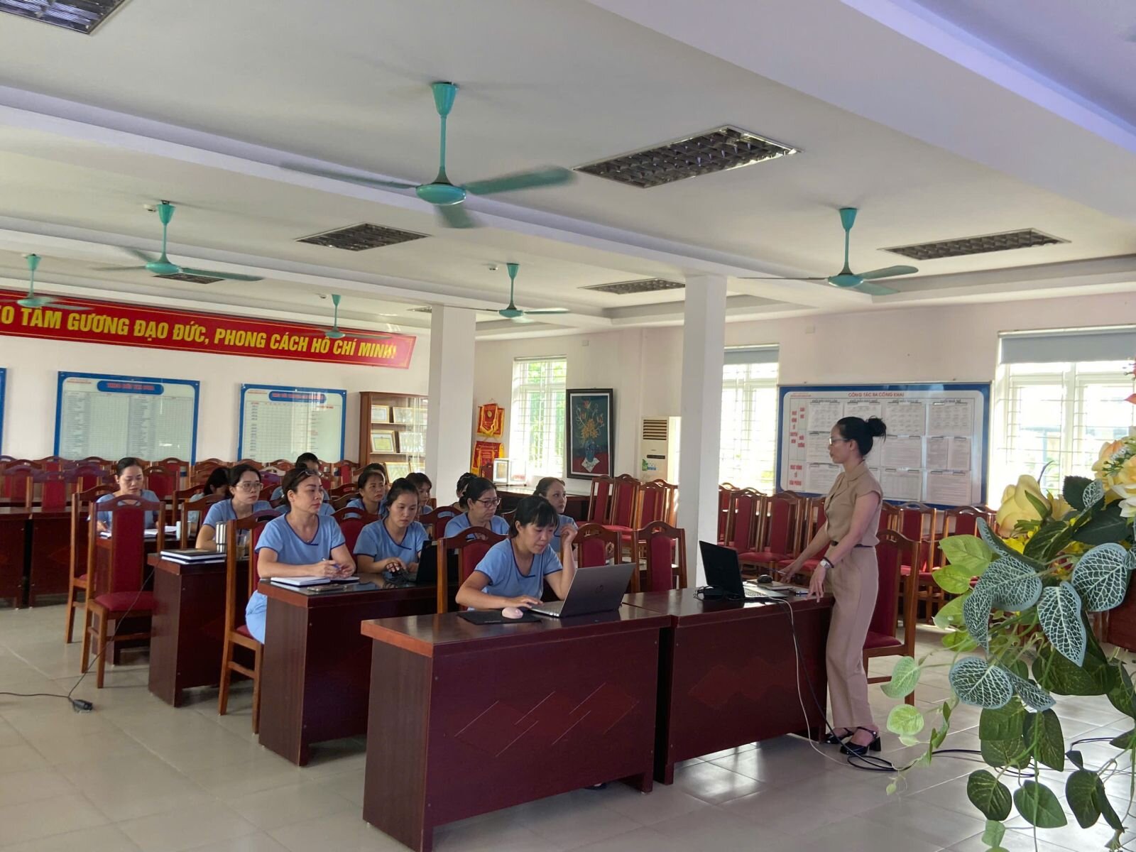 Trường Mầm non Tứ Liên tổ chức bồi dưỡng chuyên môn “Ứng dụng công nghệ trí tuệ nhân tạo (AI) trong tổ chức hoạt động giáo dục cho trẻ mầm non”