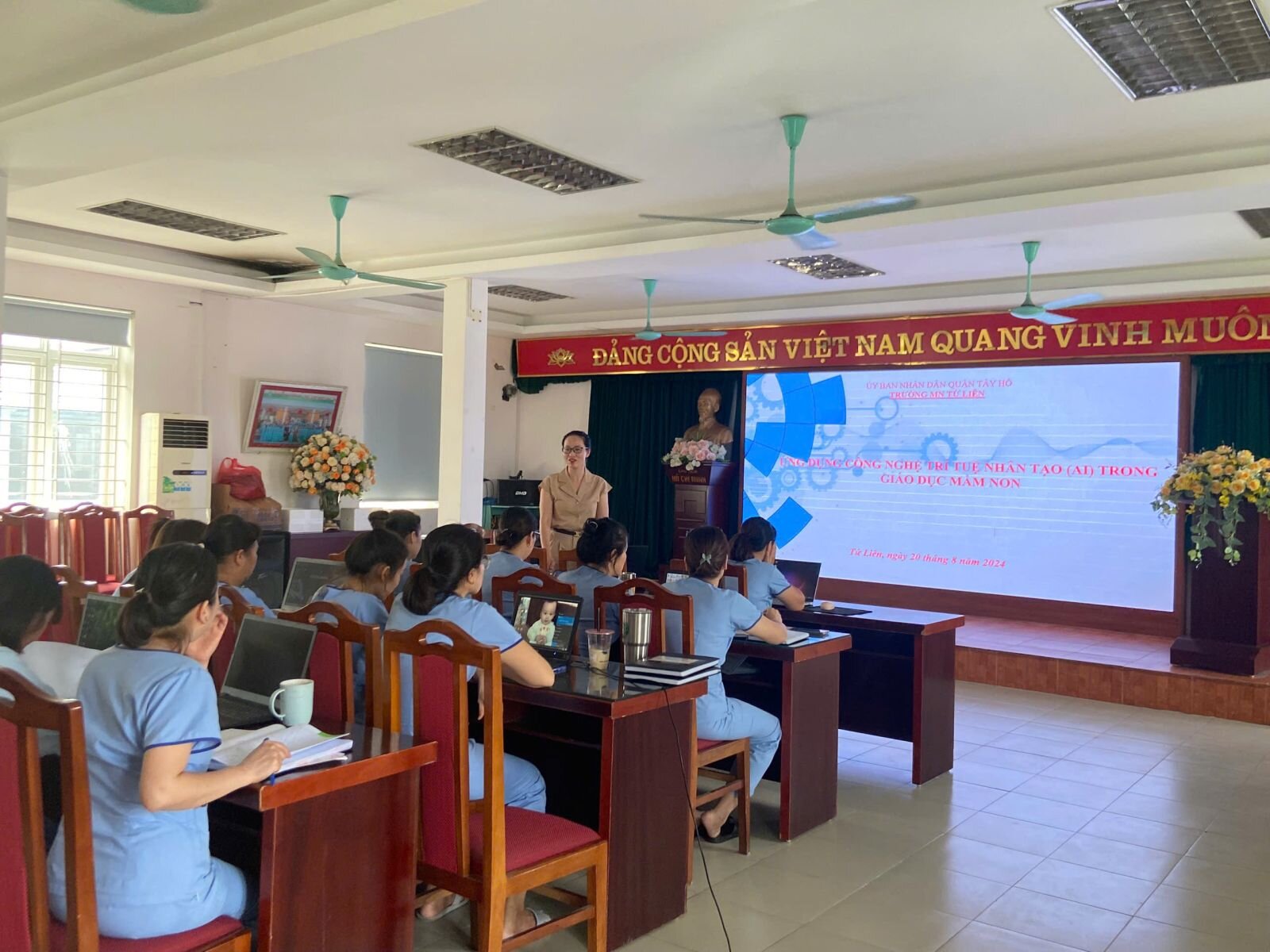 Trường Mầm non Tứ Liên tổ chức bồi dưỡng chuyên môn “Ứng dụng công nghệ trí tuệ nhân tạo (AI) trong tổ chức hoạt động giáo dục cho trẻ mầm non”