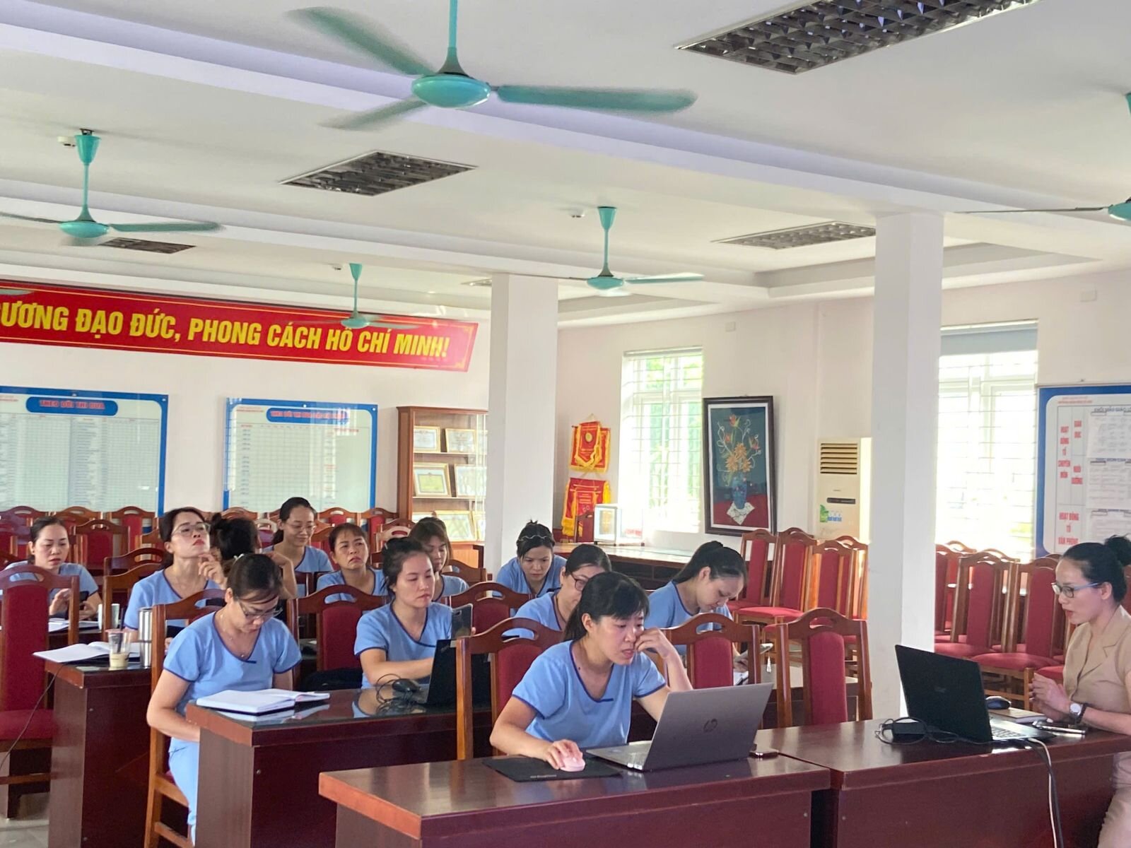 Trường Mầm non Tứ Liên tổ chức bồi dưỡng chuyên môn “Ứng dụng công nghệ trí tuệ nhân tạo (AI) trong tổ chức hoạt động giáo dục cho trẻ mầm non”