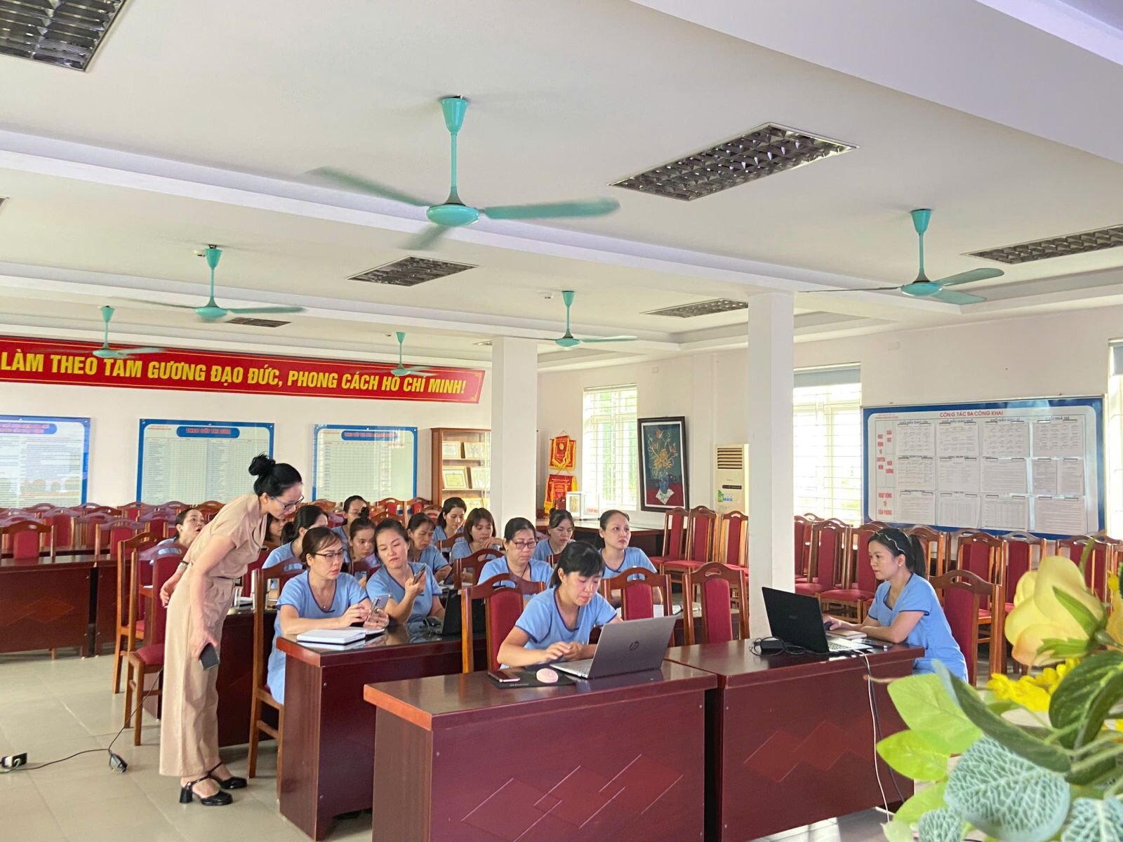 Trường Mầm non Tứ Liên tổ chức bồi dưỡng chuyên môn “Ứng dụng công nghệ trí tuệ nhân tạo (AI) trong tổ chức hoạt động giáo dục cho trẻ mầm non”