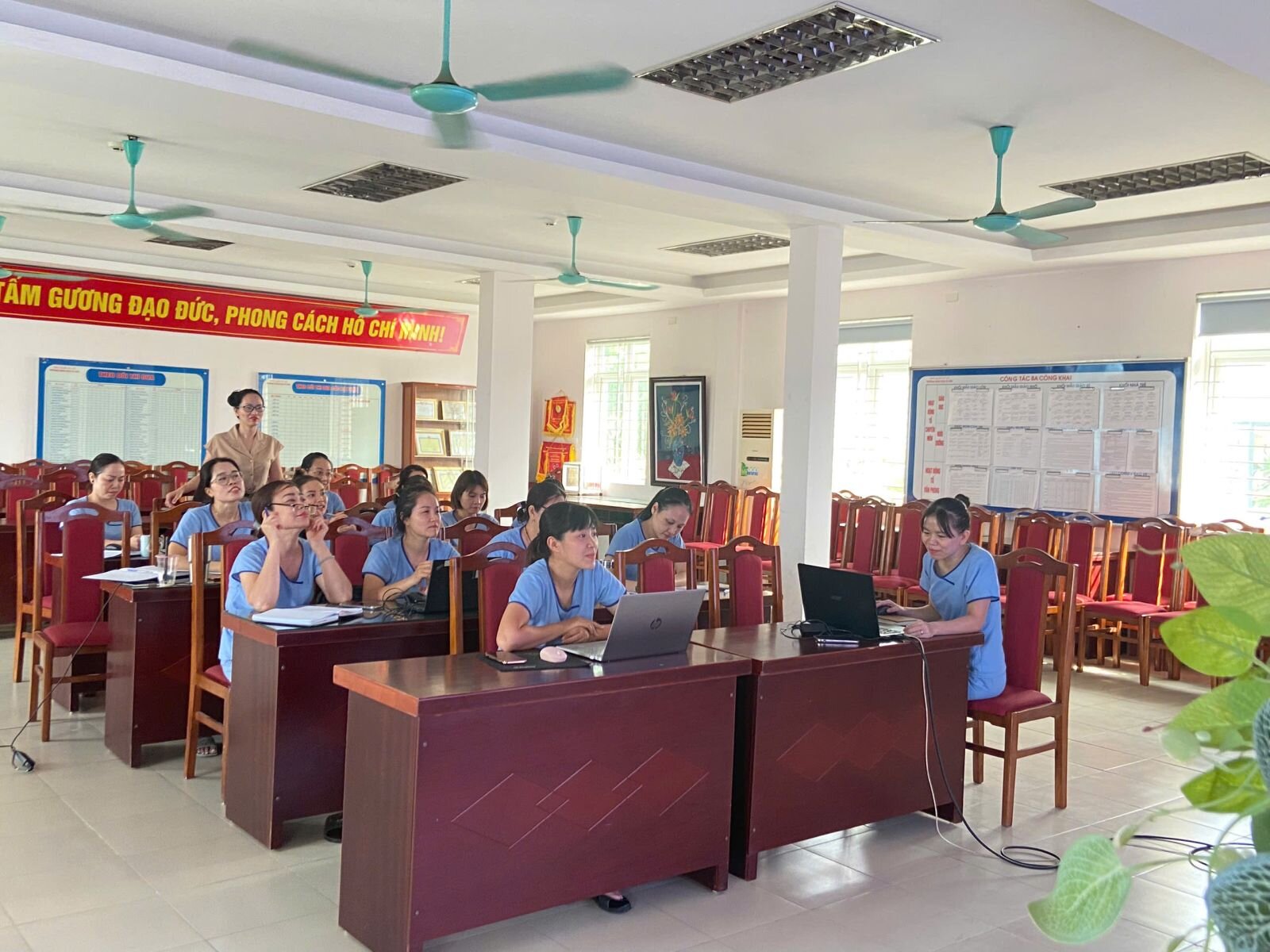 Trường Mầm non Tứ Liên tổ chức bồi dưỡng chuyên môn “Ứng dụng công nghệ trí tuệ nhân tạo (AI) trong tổ chức hoạt động giáo dục cho trẻ mầm non”