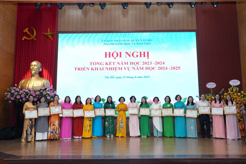 HỘI NGHỊ TỔNG KẾT NĂM HỌC 2023-2024 VÀ TRIỂN KHAI NHIỆM VỤ NĂM HỌC 2024-2025 NGÀNH GIÁO DỤC VÀ ĐÀO TẠO QUẬN TÂY HỒ