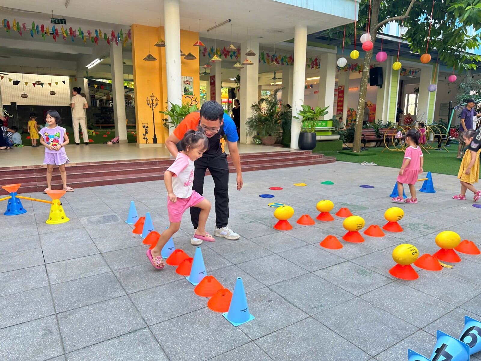 TRƯỜNG MẦM NON TỨ LIÊN KẾT HỢP VỚI TRUNG TÂM NĂNG KHIẾU GOKIDS TỔ CHỨC CHO TRẺ HOẠT ĐỘNG TRẢI NGHIỆM 10 MÔN THỂ THAO PHỐI HỢP