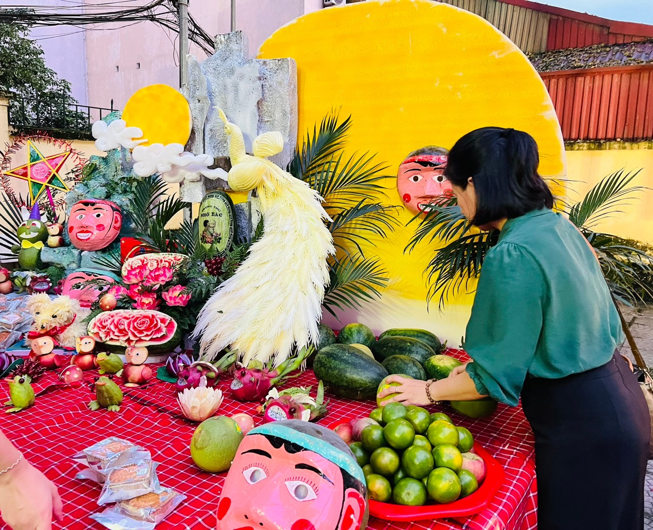 TRƯỜNG MẦM NON PHÚ THƯỢNG KẾT HỢP VỚI CÁC NGHỆ SĨ PHƯỜNG PHÚ THƯỢNG TỔ CHỨC TRUNG THU CHO TRẺ EM TRÊN ĐỊA BÀN PHƯỜNG CHỊU ẢNH HƯỞNG NẶNG NỀ TỪ BÃO SỐ 3