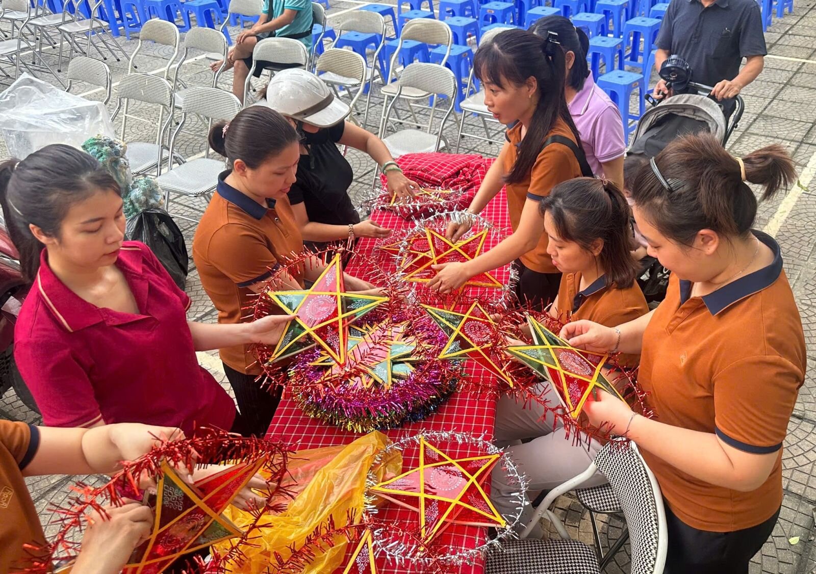 TRƯỜNG MẦM NON PHÚ THƯỢNG KẾT HỢP VỚI CÁC NGHỆ SĨ PHƯỜNG PHÚ THƯỢNG TỔ CHỨC TRUNG THU CHO TRẺ EM TRÊN ĐỊA BÀN PHƯỜNG CHỊU ẢNH HƯỞNG NẶNG NỀ TỪ BÃO SỐ 3