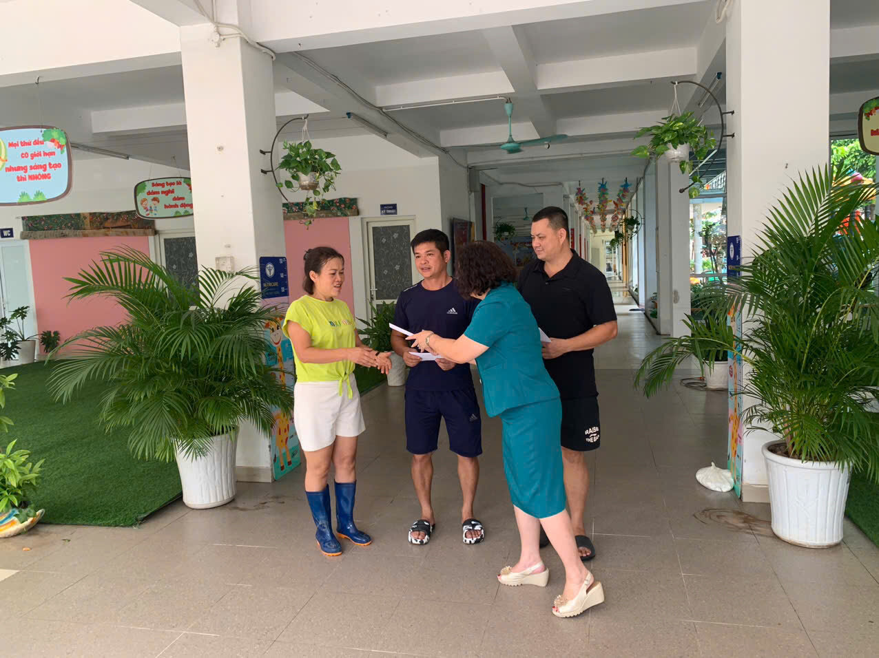 Trưởng phòng Giáo Dục & Đào tạo quận Tây hồ kiểm tra công tác khắc phục hậu quả lũ lụt tại trường Mầm non Tứ Liên