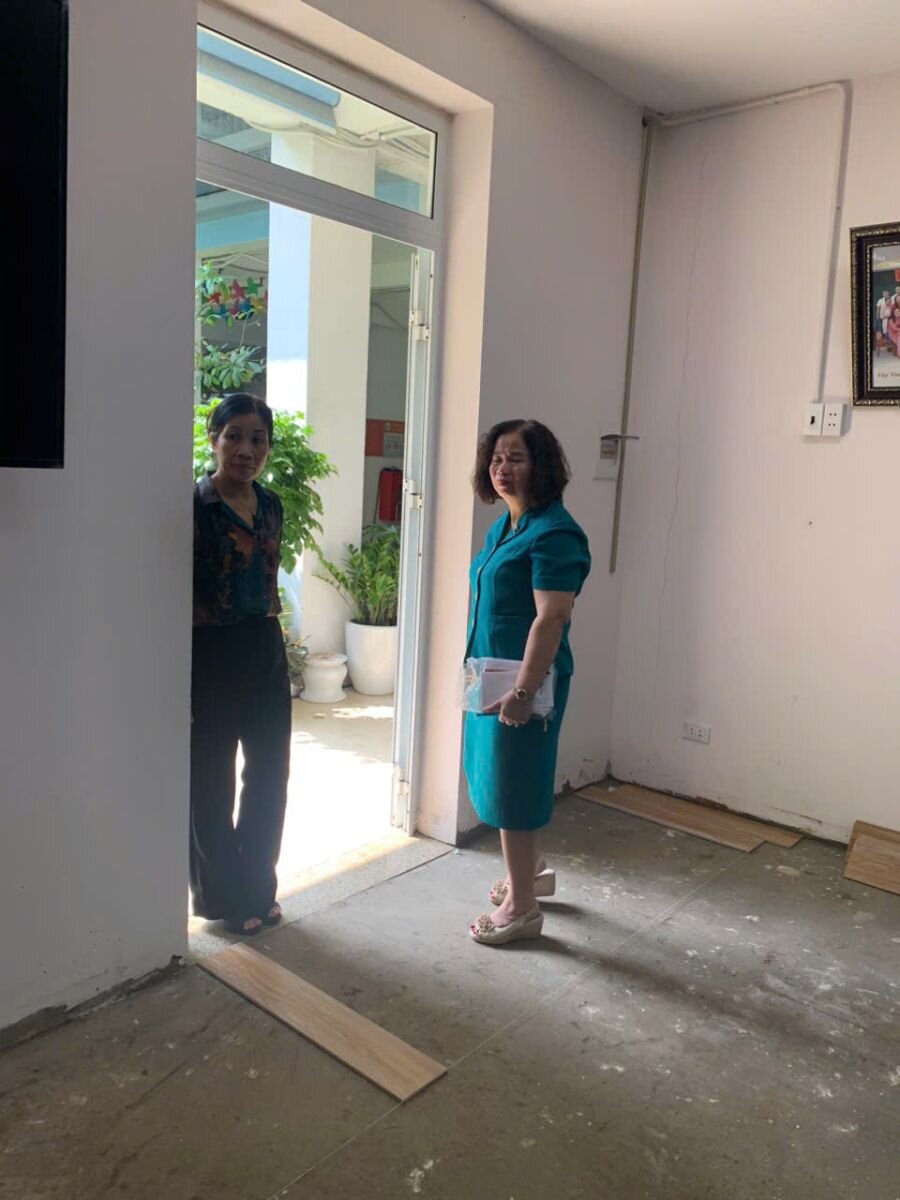 Trưởng phòng Giáo Dục & Đào tạo quận Tây hồ kiểm tra công tác khắc phục hậu quả lũ lụt tại trường Mầm non Tứ Liên