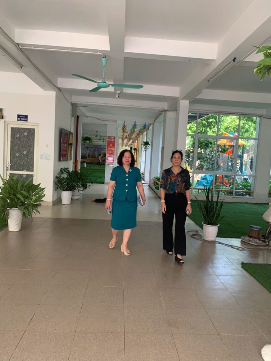 Trưởng phòng Giáo Dục & Đào tạo quận Tây hồ kiểm tra công tác khắc phục hậu quả lũ lụt tại trường Mầm non Tứ Liên