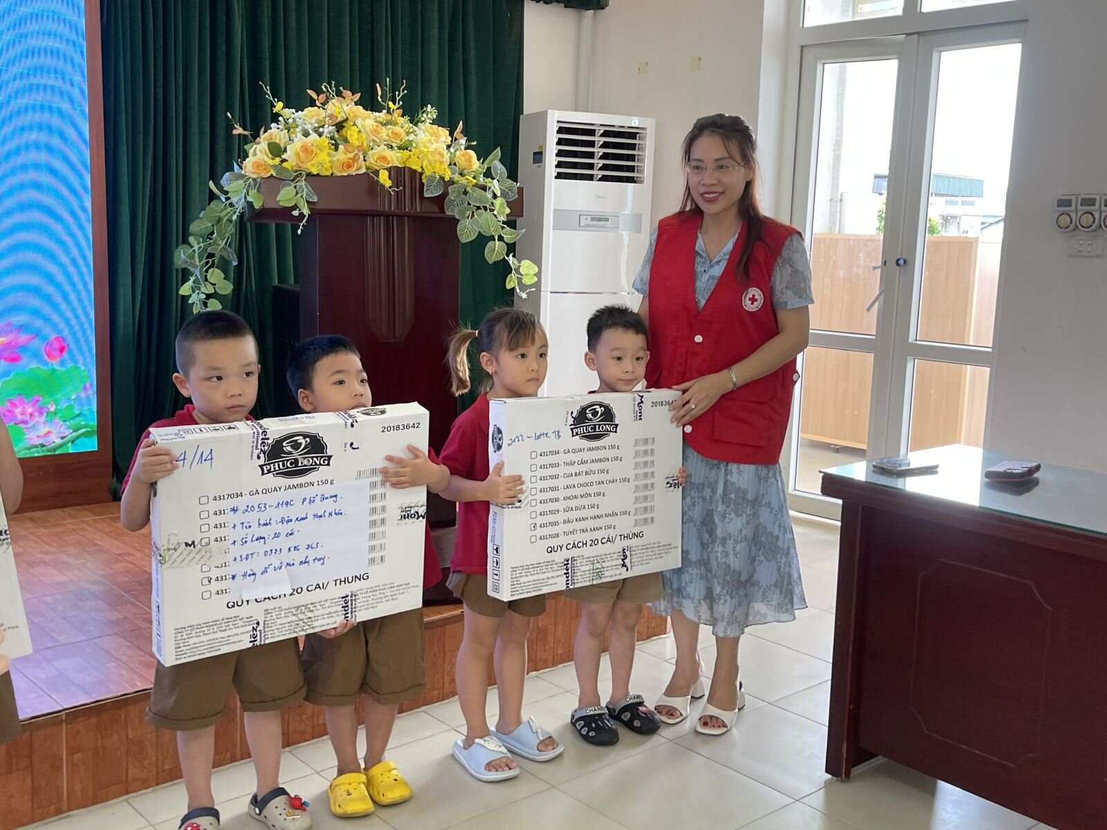 Liên đoàn lao động quận Tây Hồ thăm hỏi, tặng quà cho gia đình ĐV-CĐ bị thiệt hại tài sản do cơn bão số 3