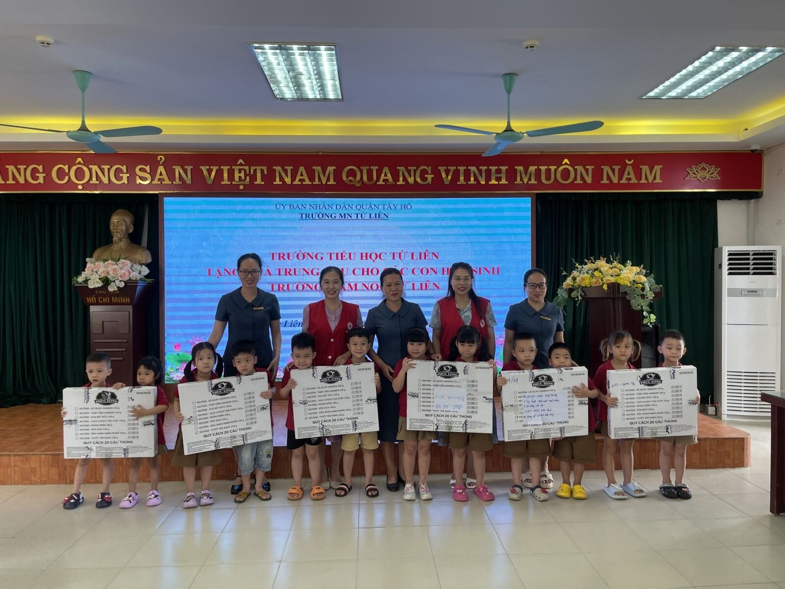 Liên đoàn lao động quận Tây Hồ thăm hỏi, tặng quà cho gia đình ĐV-CĐ bị thiệt hại tài sản do cơn bão số 3