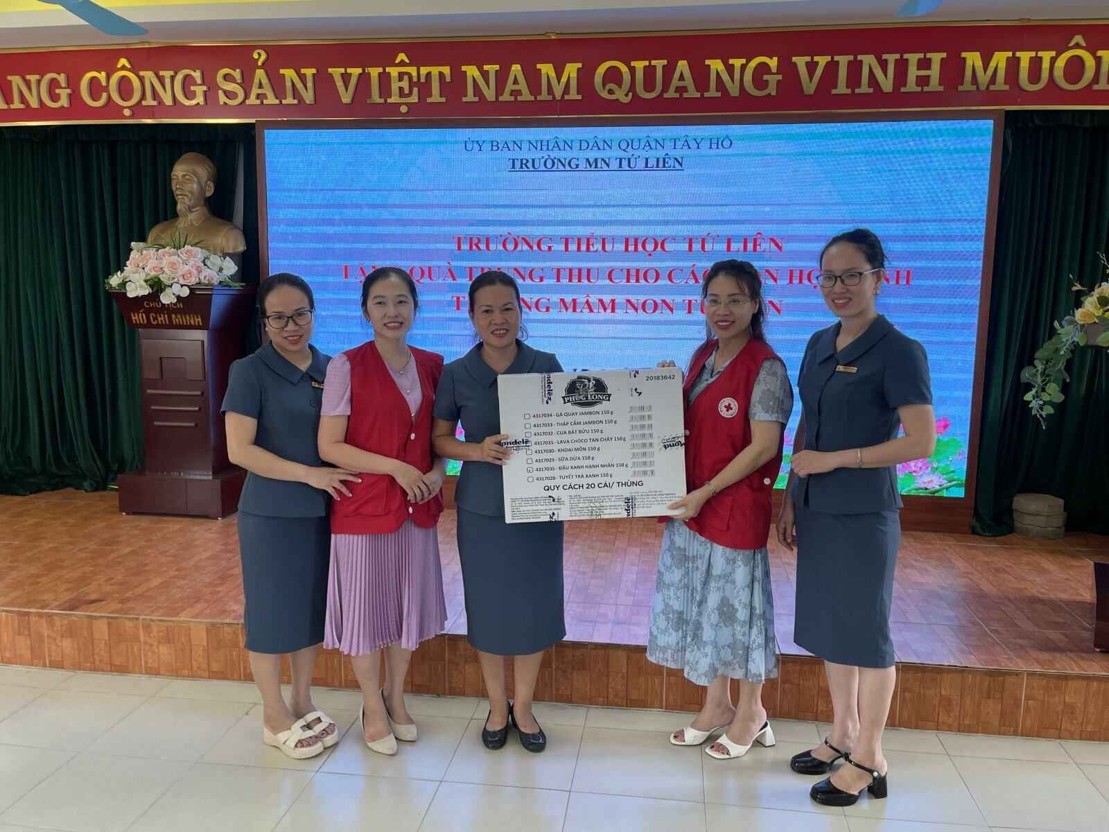 Liên đoàn lao động quận Tây Hồ thăm hỏi, tặng quà cho gia đình ĐV-CĐ bị thiệt hại tài sản do cơn bão số 3