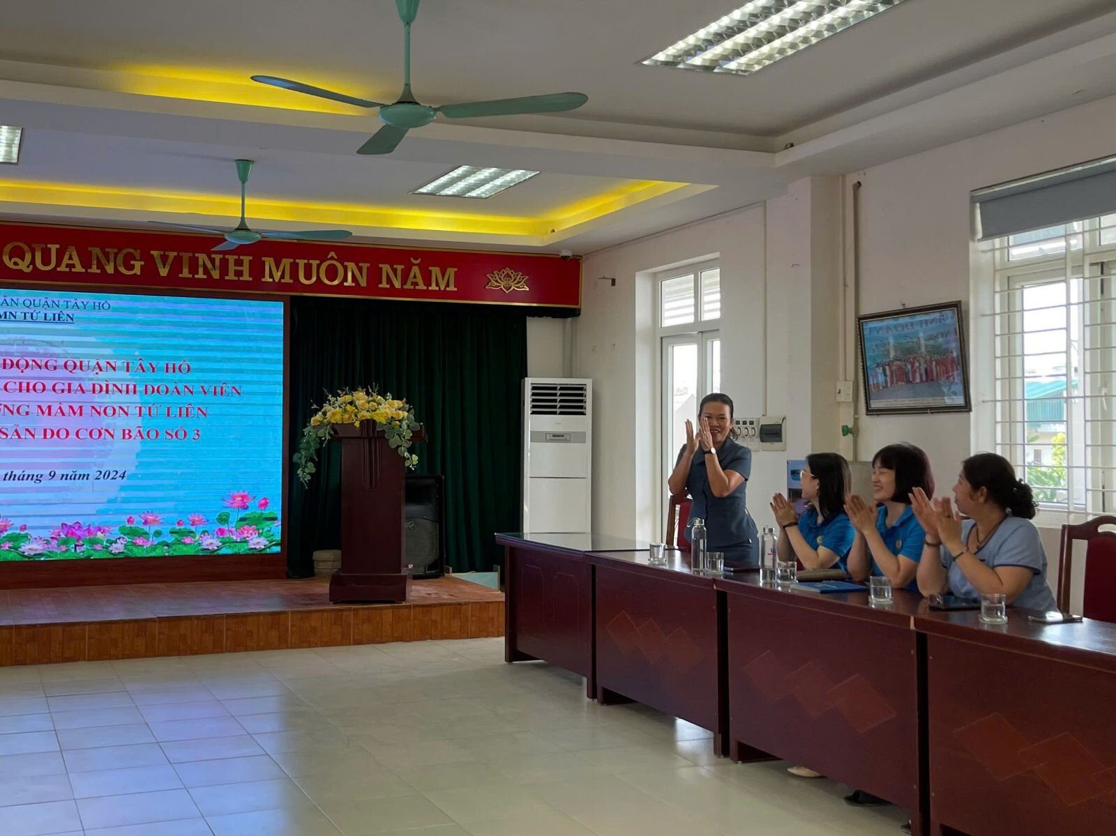 Liên đoàn lao động quận Tây Hồ thăm hỏi, tặng quà cho gia đình ĐV-CĐ bị thiệt hại tài sản do cơn bão số 3